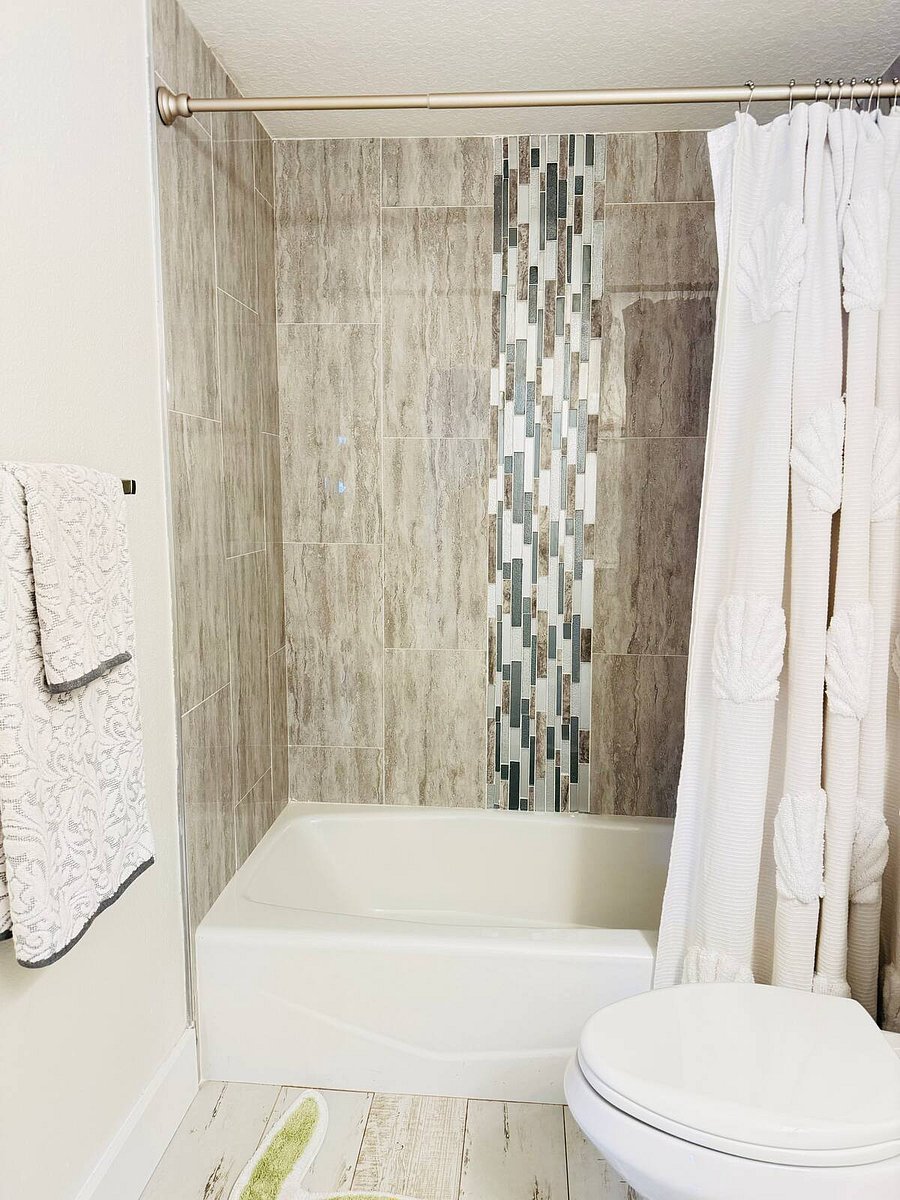 Guest Shower & Tub
