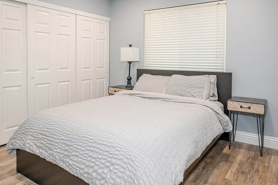Guest room with queen bed