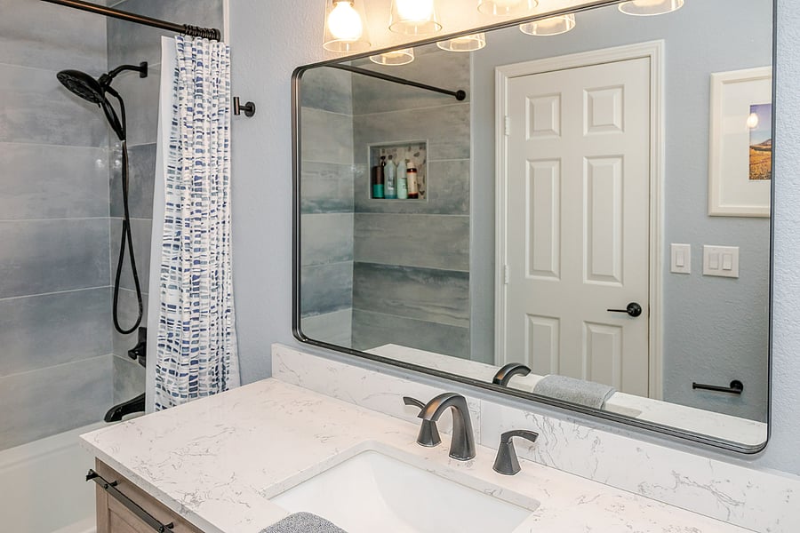 Full bathroom with tub/shower