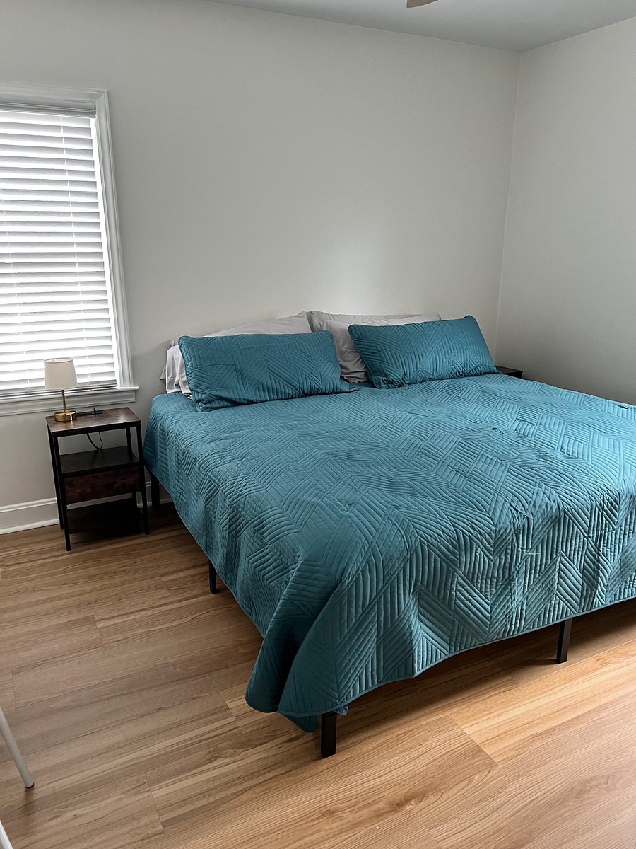 Queen bed inside bedroom.