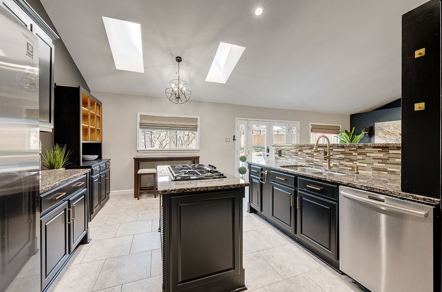 Fully equipped Kitchen
36' Thermador Gas Cooktop
Bosch Stainless quiet Dishwasher
Kitchenaid Double Oven.