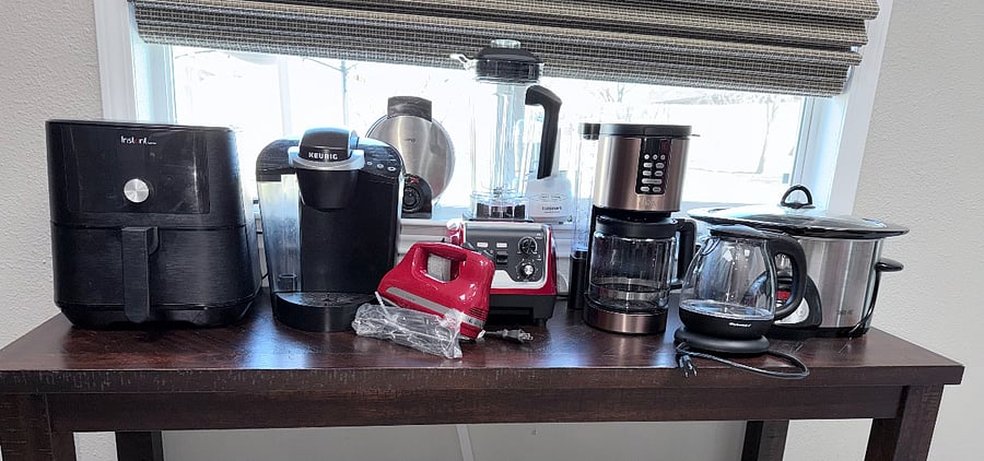 Lots of aplliances. Only out to show you how many. Ninja basket air fryer, Keurig Pro, Ninja Professional 14 cup coffee maker, crockpot, heavy duty blender , Kitchenaid hand mixer, Oster Waffle maker , electric tea kettle, food processor; 4 slice toaster, microwave