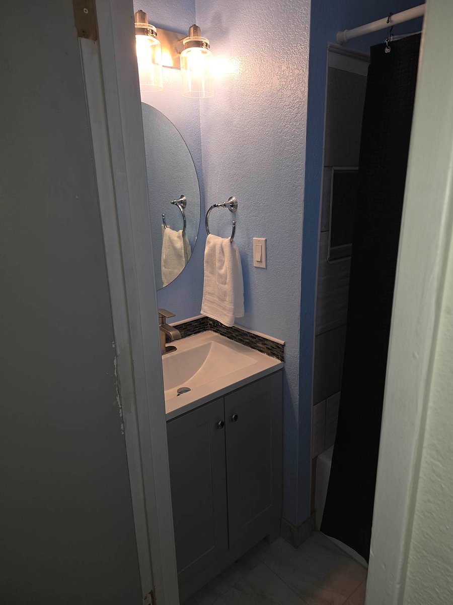 2nd bedroom suite, bathroom shower/tub combo.