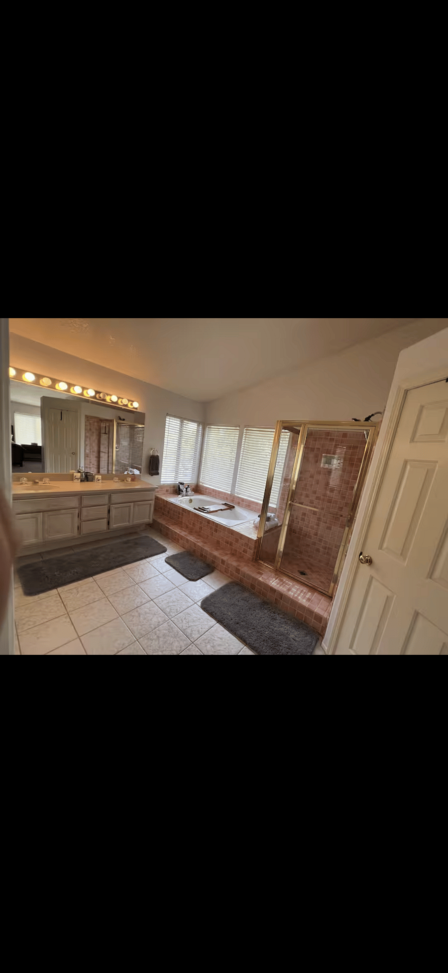Master bath w/ walk in closet 