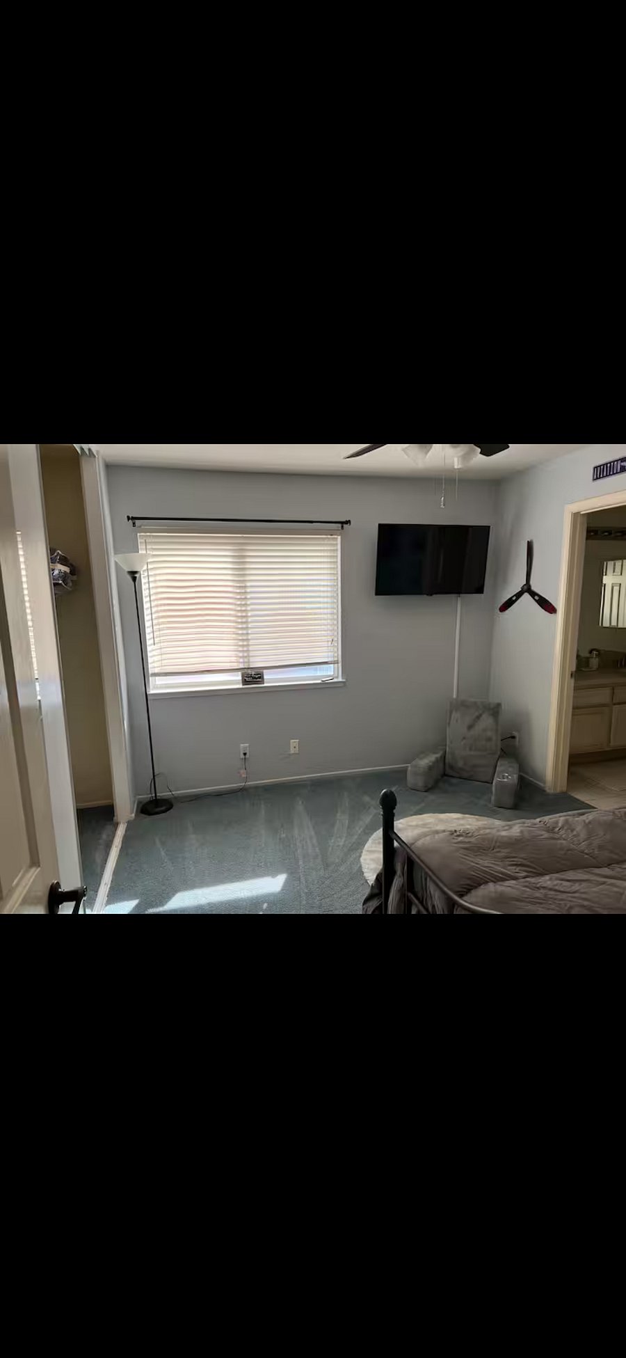 Large bedroom with Jack n Jill bath. Trindle bed 
