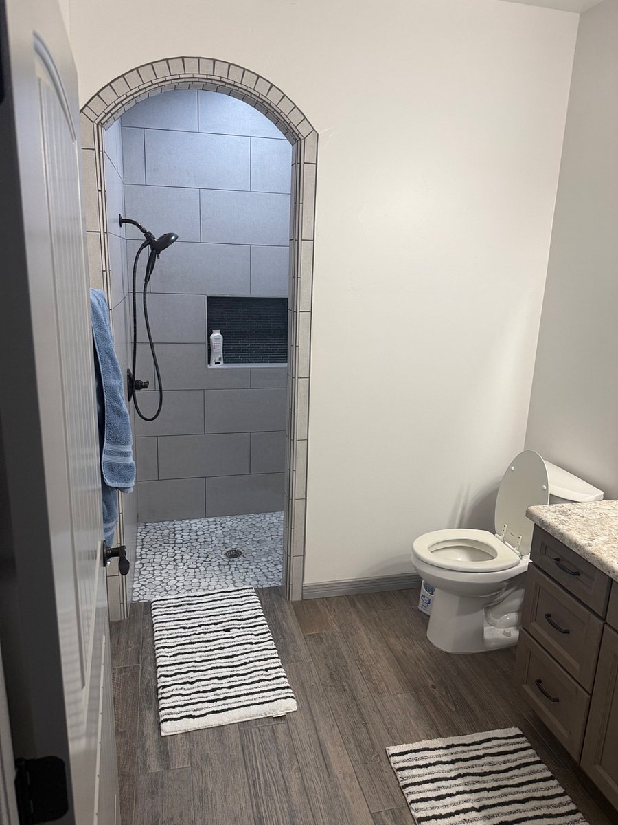 Full bath 2nd bedroom