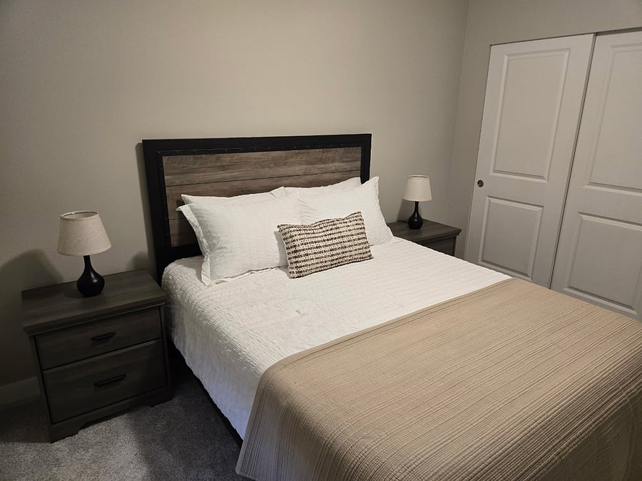 Bedroom 4: Queen Bed