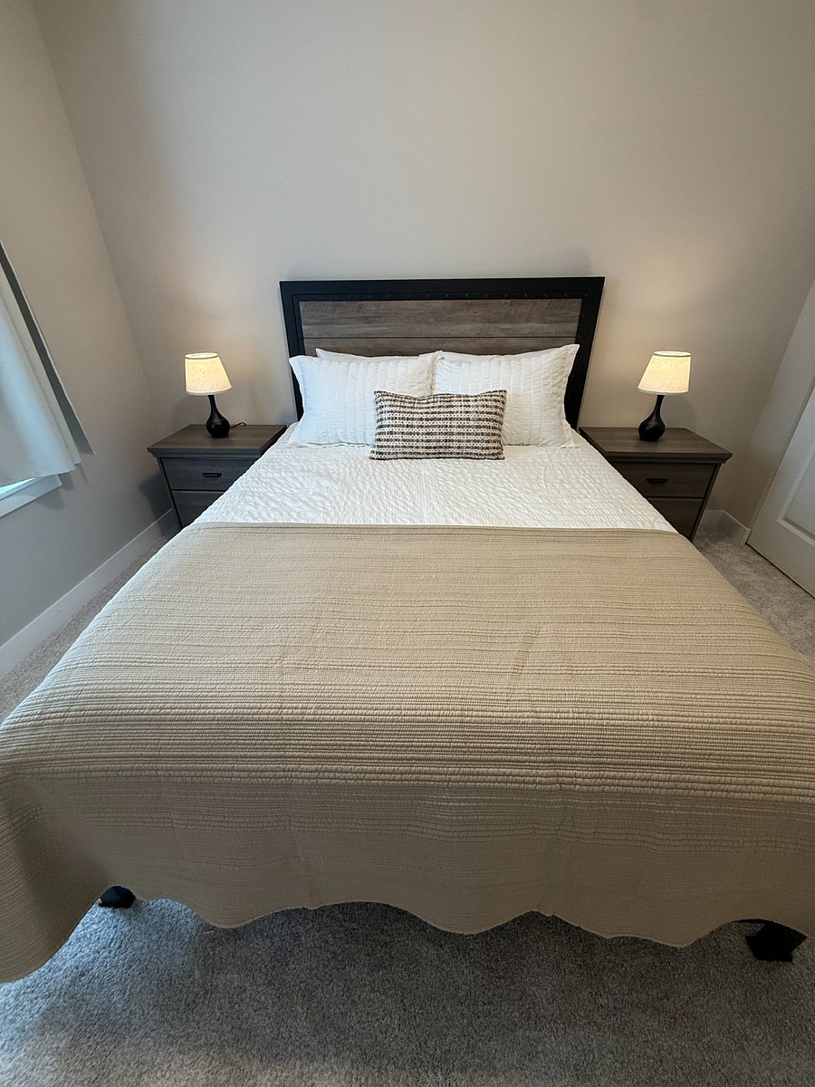 Bedroom 4: Queen Bedroom