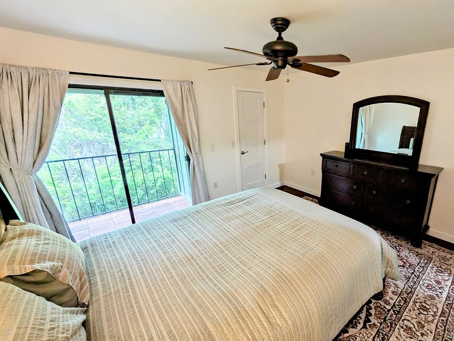 Bedroom with a view - Queen bed.