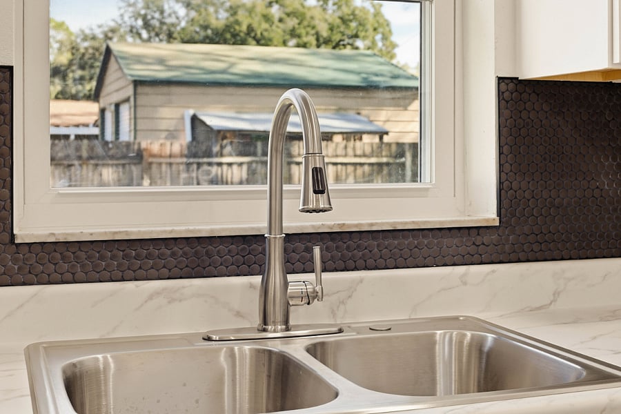 Keep things tidy with ease: Large stainless sink and ample counter space for extended stays