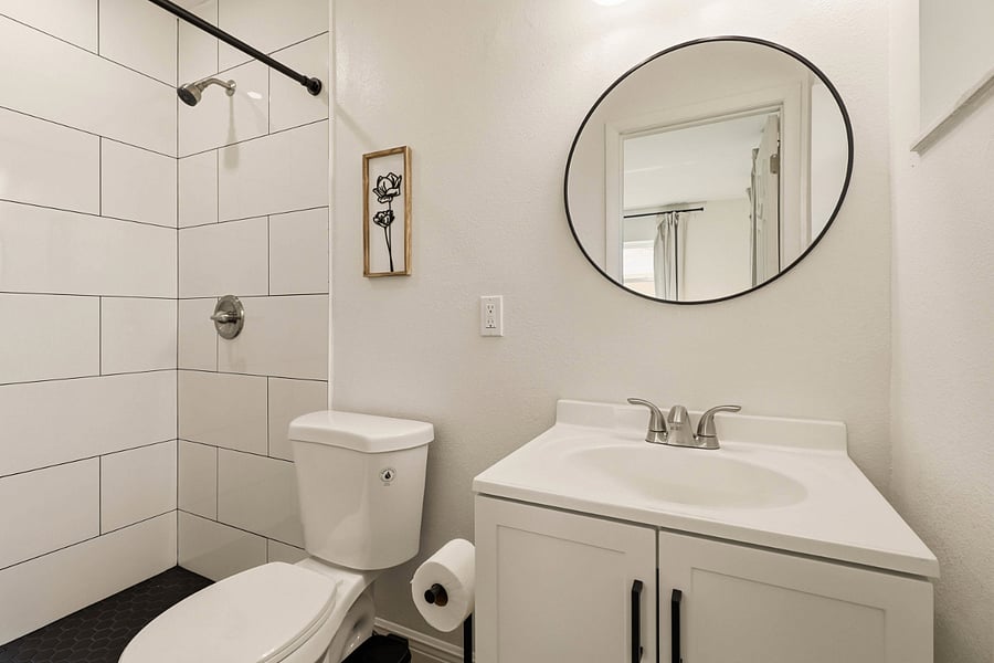 Bedroom's ensuite bathroom.