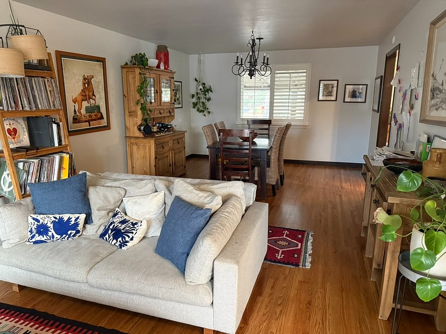 Sitting room/ dining room