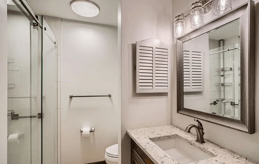 Primary bedroom en suite bathroom