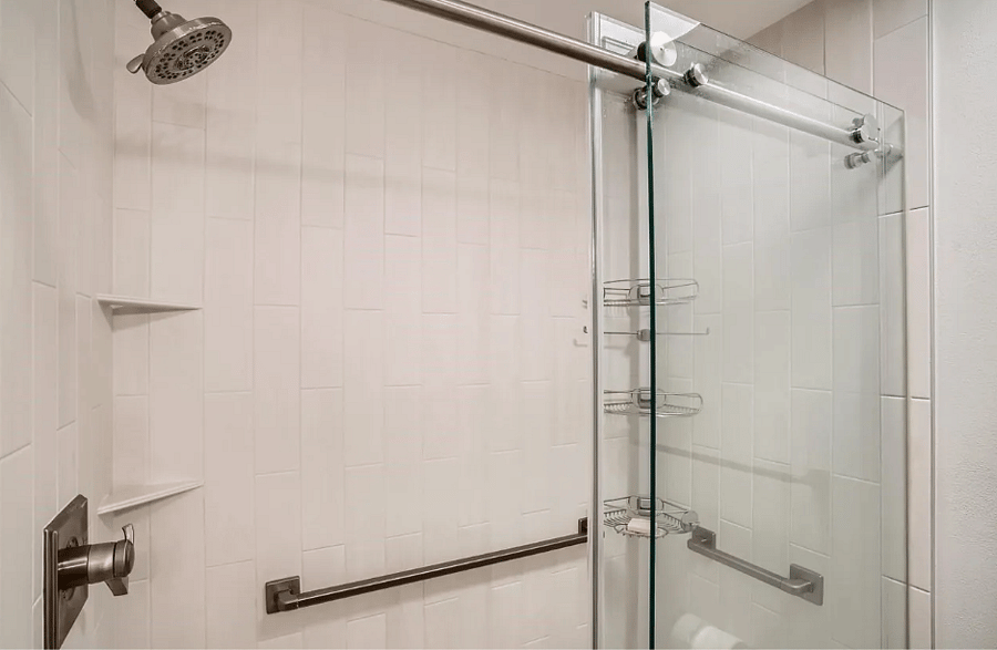 Primary bedroom en suite bathroom