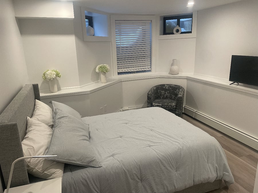 Ground floor bedroom - Full bed with large closet