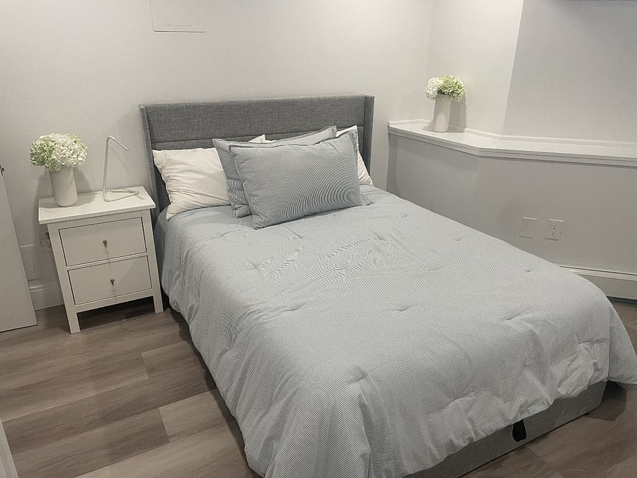 Ground floor bedroom - Full bed with large closet