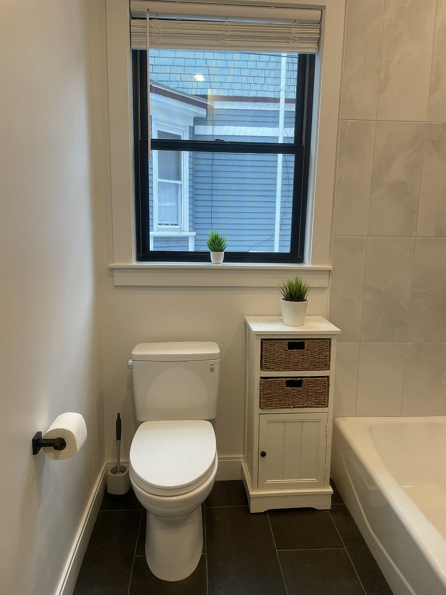 Main Bathroom - shower/tub/washer/dryer/vanity