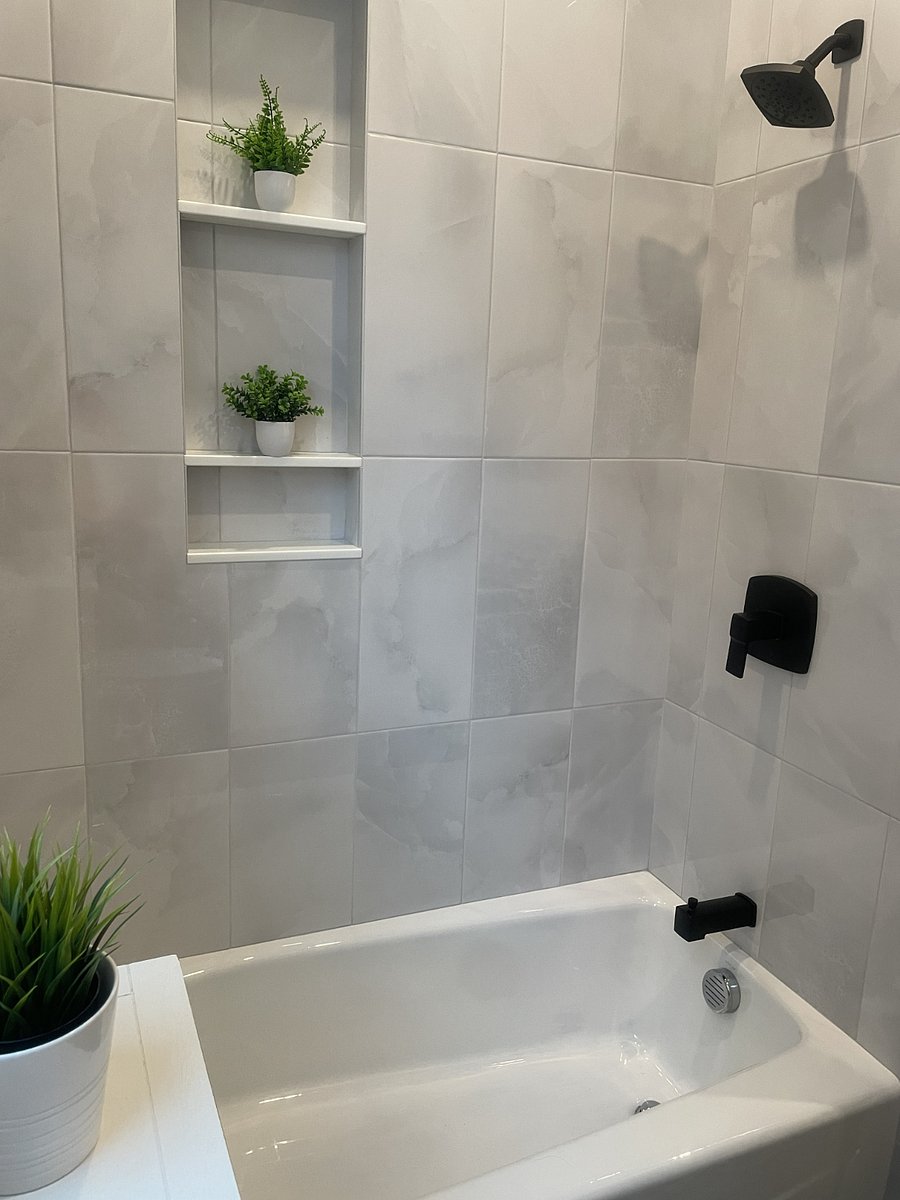 Main Bathroom - shower/tub/washer/dryer/vanity