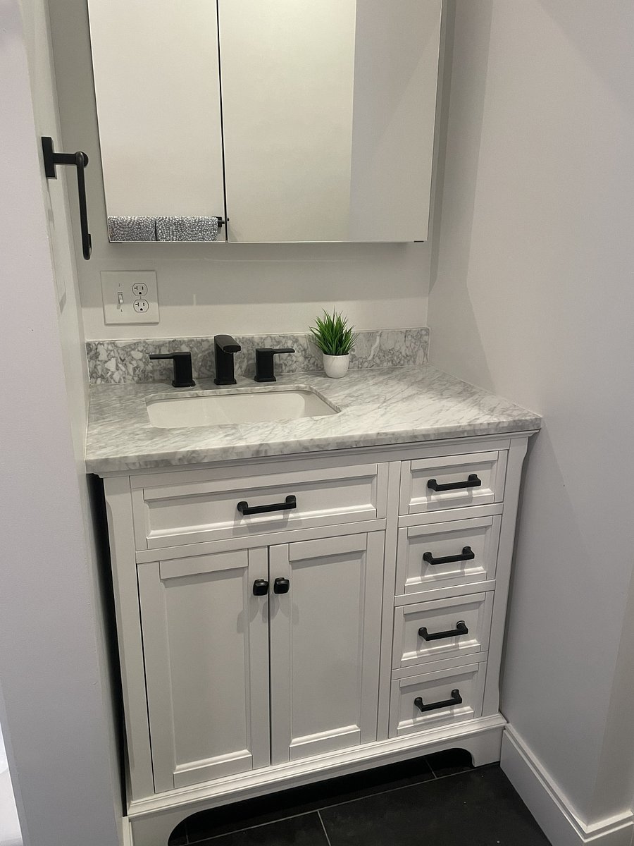 Main Bathroom - shower/tub/washer/dryer/vanity