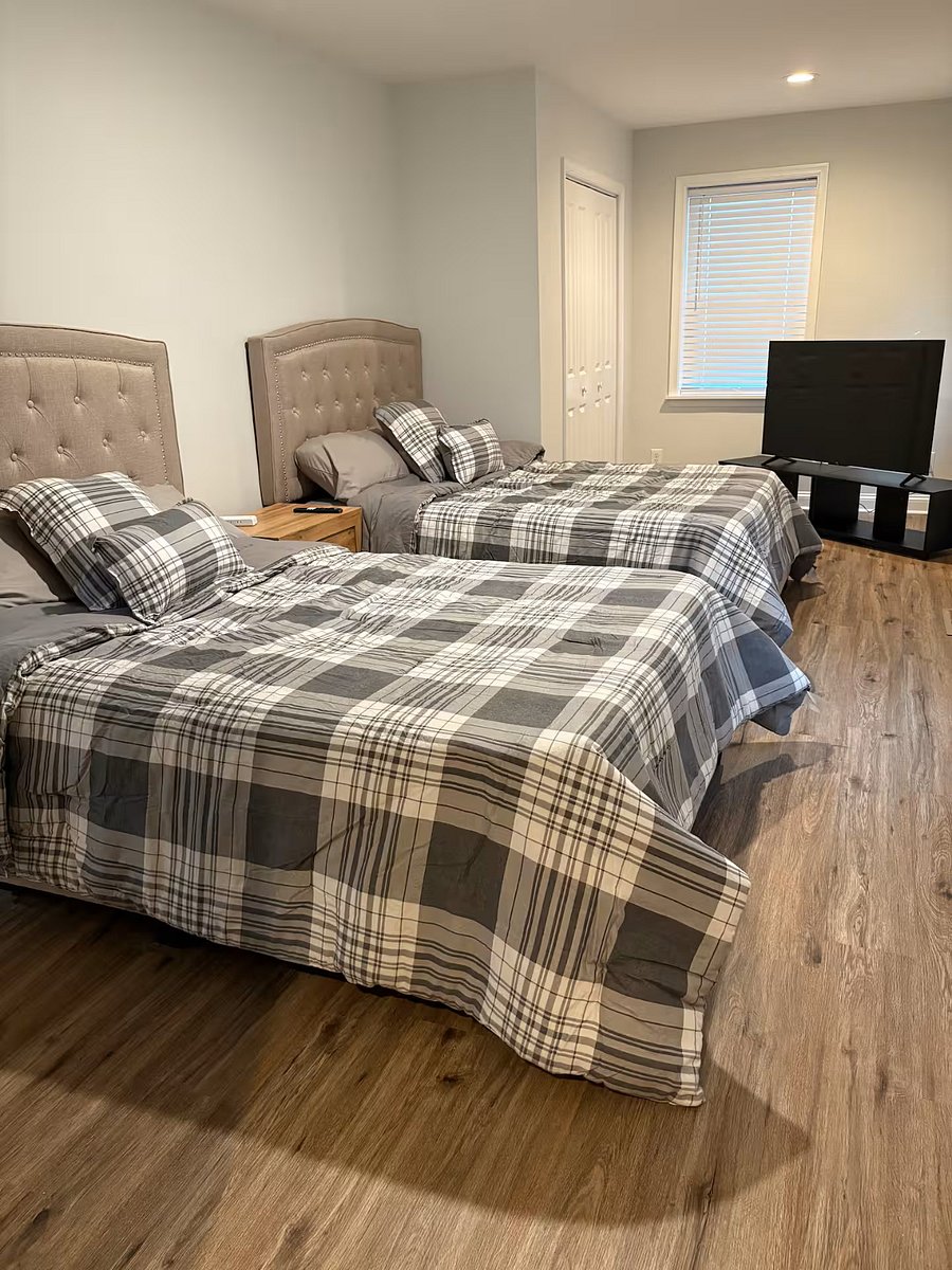 Bedroom 1 - Main Floor