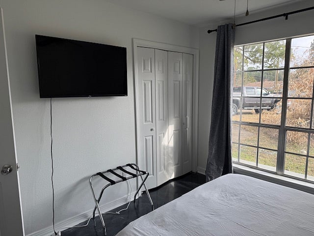 Lafayette Bedroom / TV / Closet / ceiling fan