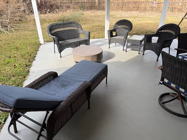 Outdoor seating at table for 6 / 1 lounge chair / 1 bench & 2 arms / 1 swing bench / Barbecue available