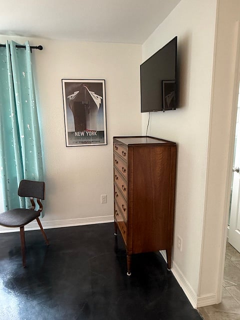 Jackson Queen Bedroom / TV / Closet / ceiling fan / chest drawer / black out curtains/ work desk