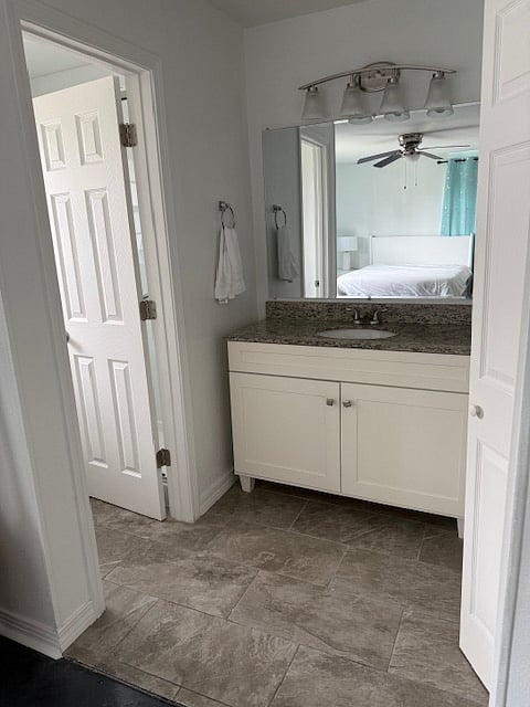 Jackson En suite Bathroom with glass shower door.