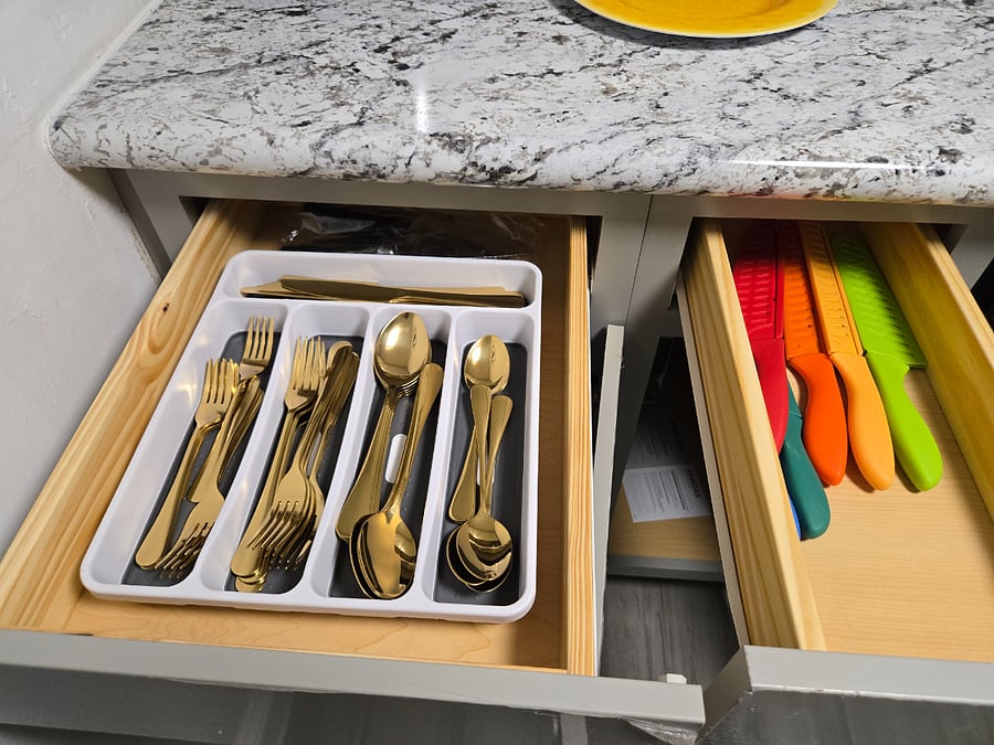 Kitchen drawer equipped with silverware and knives 