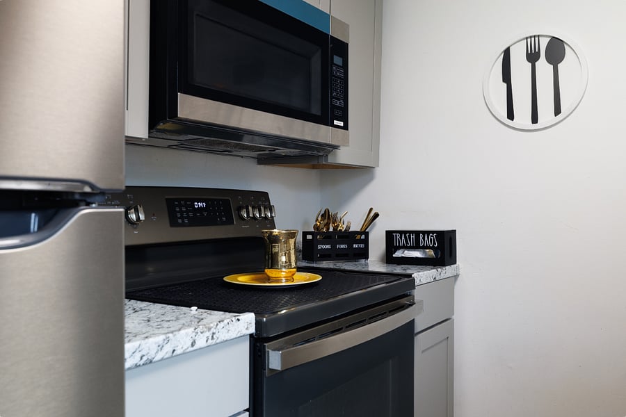 Full kitchen, electric stove, microwave