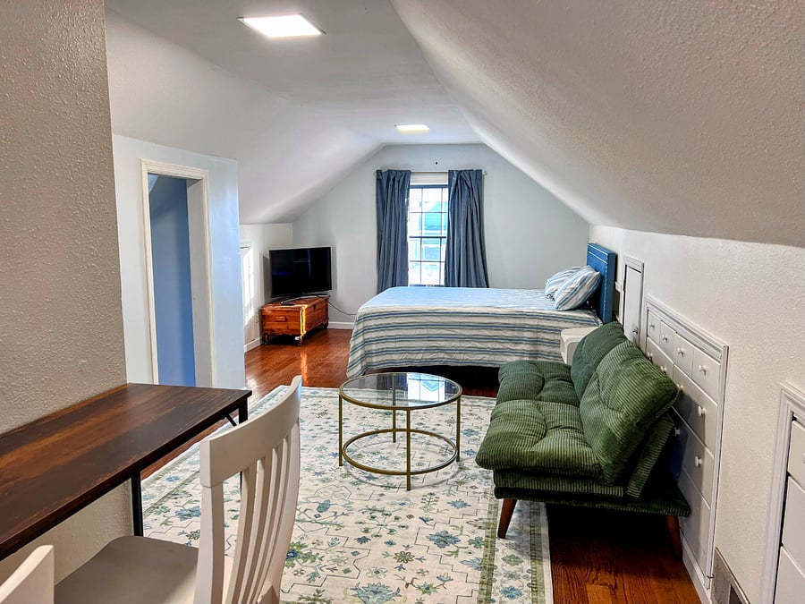 Second floor suite - 2 sitting areas, queen bed, smart TV, work area