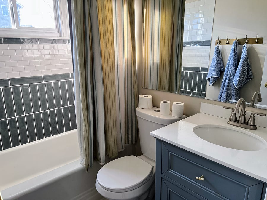 Main floor full bath with shower