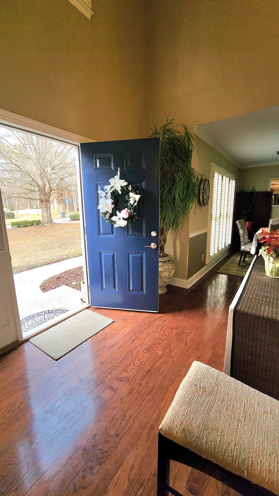 Front entrace vaulted foyer with open access to dining or living rooms