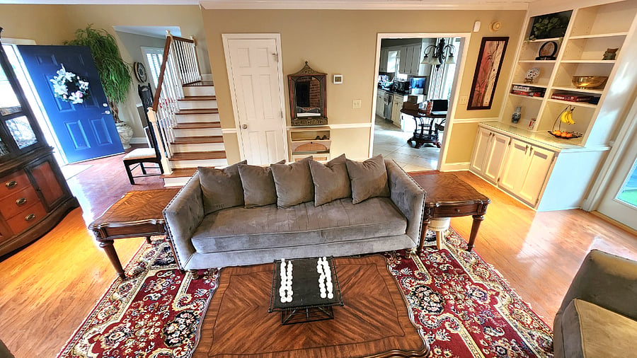 1st Flr LR with open access to kitchen and foyer