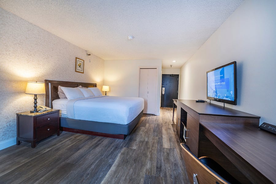 Comfortable king room designed for travel nurses and healthcare professionals, offering a quiet interior setting ideal for rest after long shifts. Features include a spacious king bed, work desk, mini fridge, microwave, coffee station, smart TV, and reliable high-speed Wi-Fi for charting and remote work.

Secure interior corridor property  guests enter through the main entrance and pass the front desk (no direct parking-to-room access), with security cameras operating 24/7 to maintain a safe and peaceful environment.