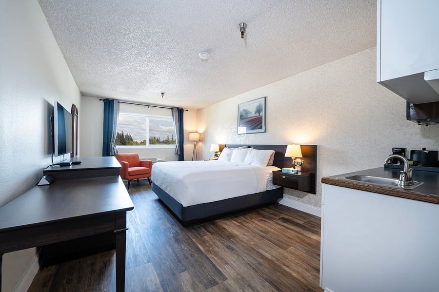 Comfortable king room designed for travel nurses and healthcare professionals, offering a quiet interior setting ideal for rest after long shifts. Features include a spacious king bed, work desk, mini fridge, microwave, coffee station, smart TV, and reliable high-speed Wi-Fi for charting and remote work.

Secure interior corridor property  guests enter through the main entrance and pass the front desk (no direct parking-to-room access), with security cameras operating 24/7 to maintain a safe and peaceful environment.