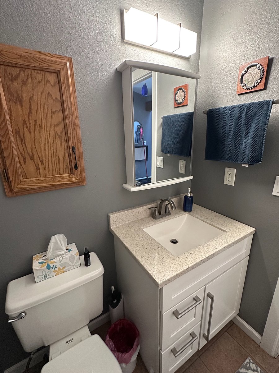 Main floor 1/2 bath