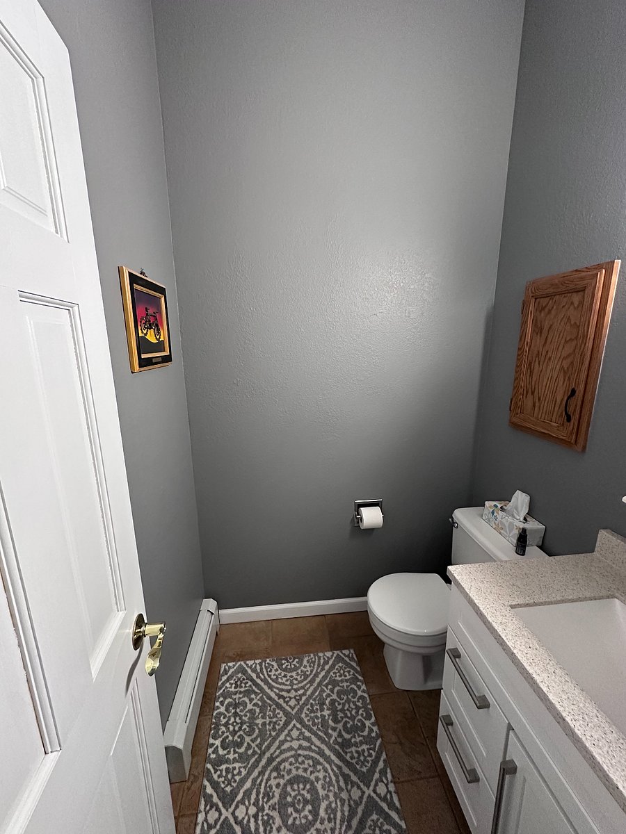 Main floor 1/2 bath