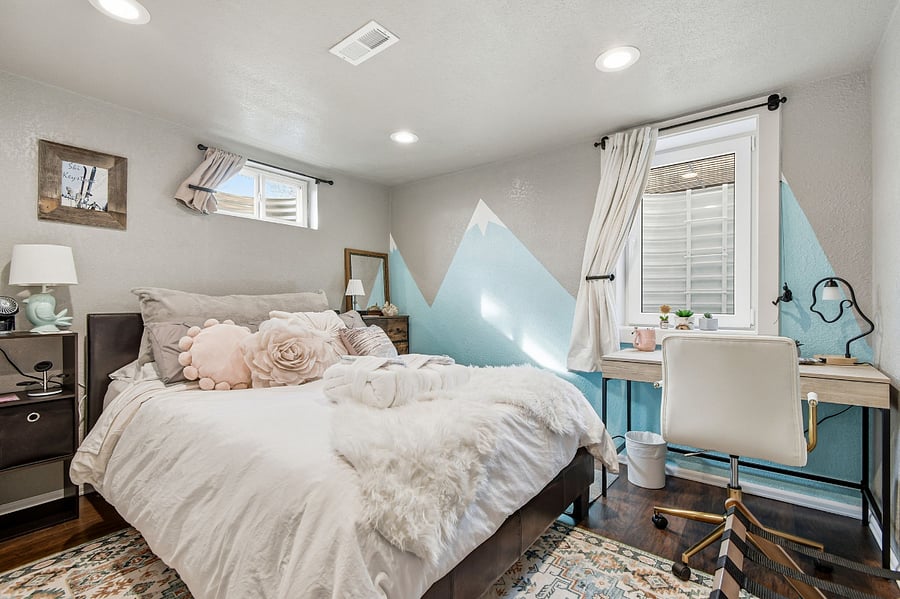 Queen size bed in secondary bedroom with desk area