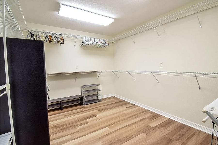 Full Size Walkin Closet