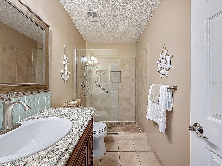 Primary bath en-suite to primary bedroom