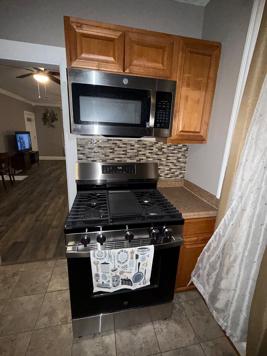 Kitchen Range & Microwave