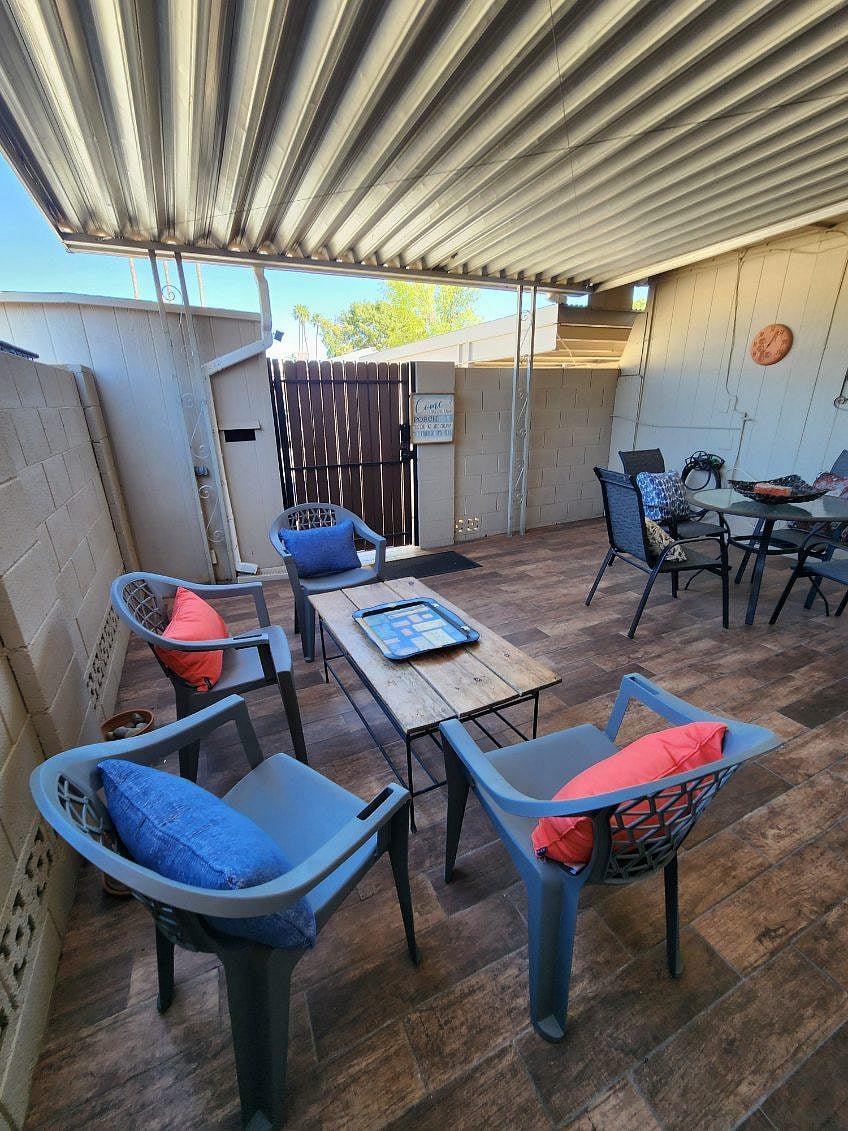Large covered ab tiled back patio.