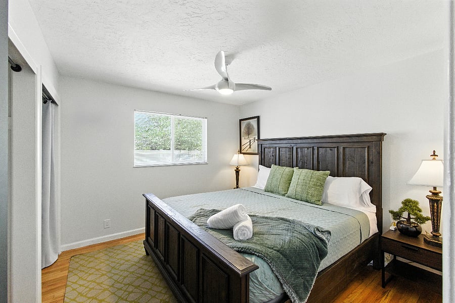 King bed with two closets