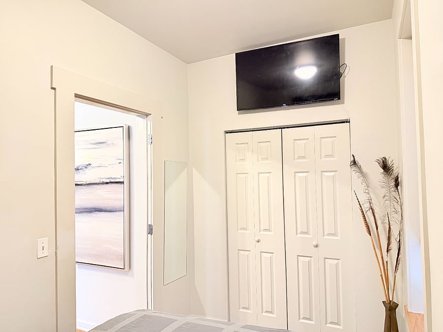 Comfortable bedroom with a double bed, soft linens, TV, wardrobe and a peaceful atmosphere for a restful nights sleep.