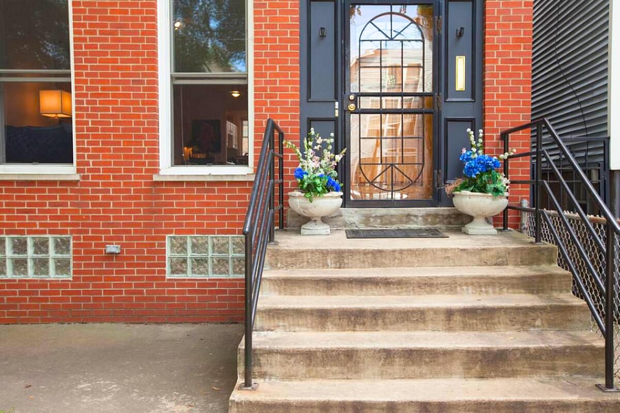 Welcome to your Chicago home in West Town. The front entrance to the apartment.
Conveniently located near Ukrainian Village, Wicker Park, and downtown Chicago, with easy access to cafs, restaurants, public transit, and major hospitals.