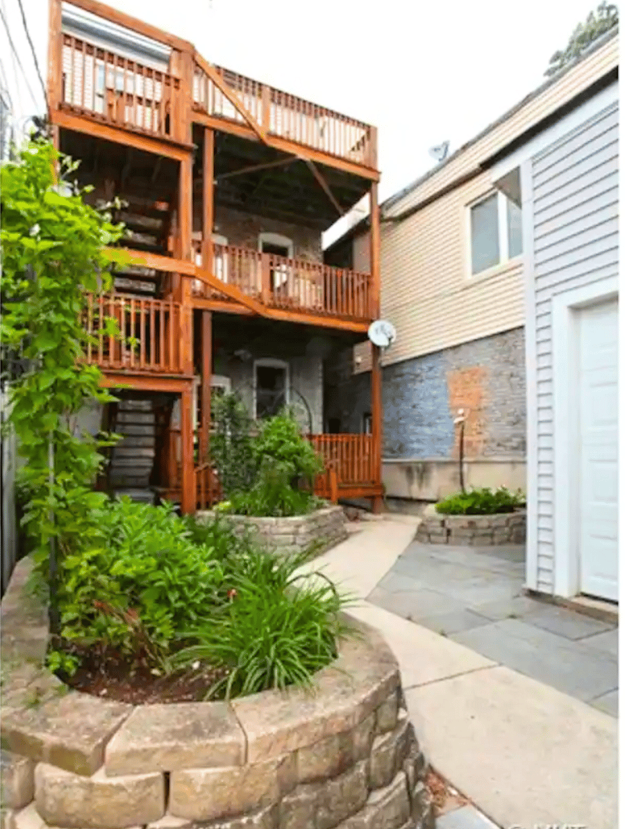 Welcome to your Chicago home in West Town. A view of the backyard to the apartment.
Conveniently located near Ukrainian Village, Wicker Park, and downtown Chicago, with easy access to cafs, restaurants, public transit, and major hospitals.