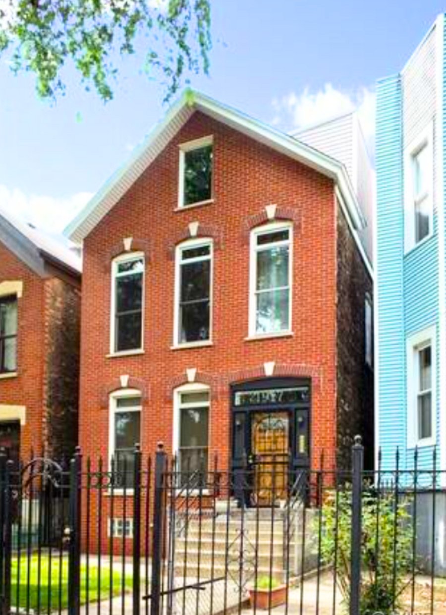 Welcome to your Chicago home in West Town. The front entrance to the apartment.
Conveniently located near Ukrainian Village, Wicker Park, and downtown Chicago, with easy access to cafs, restaurants, public transit, and major hospitals.