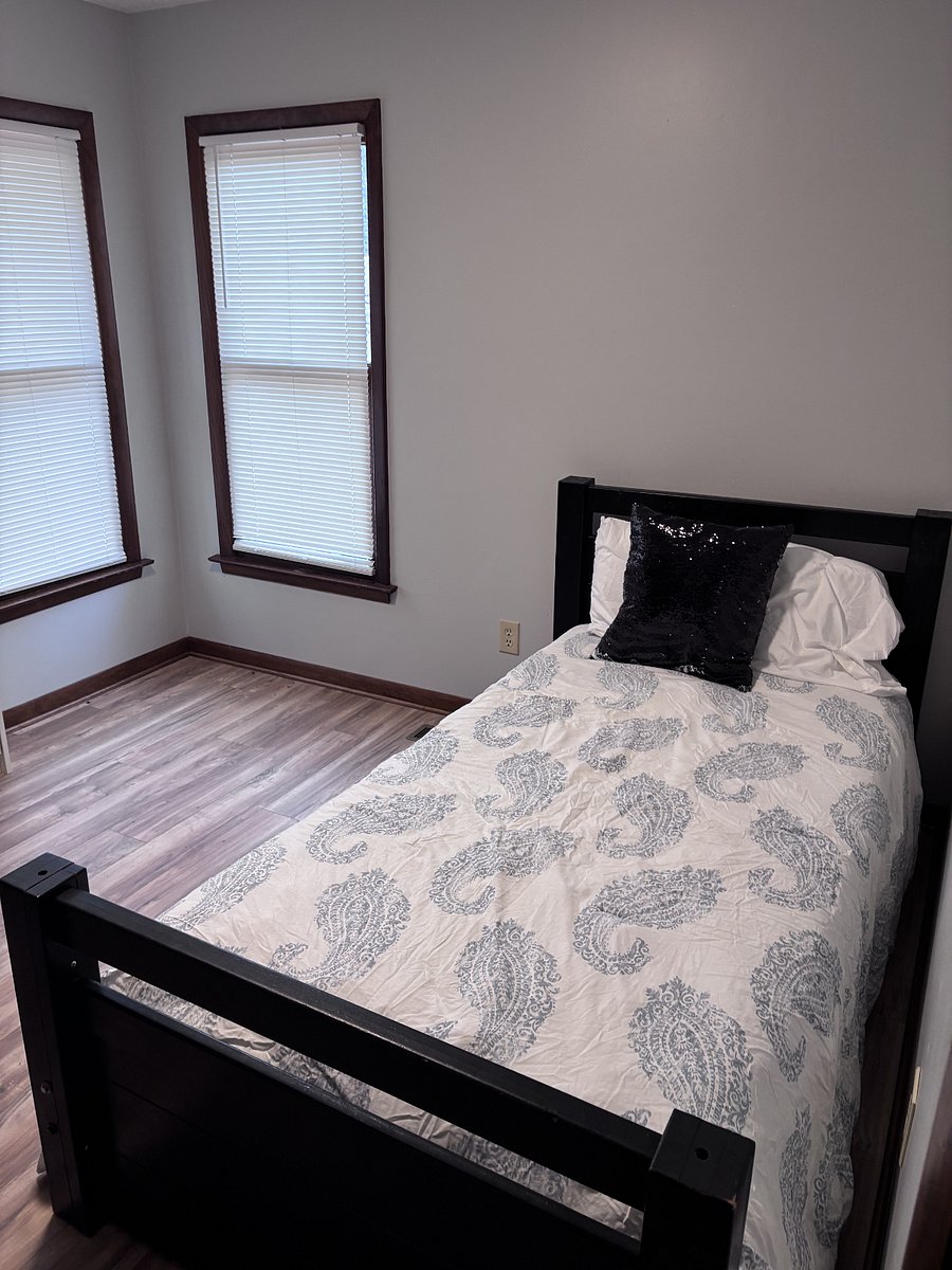 Bedroom 2 with twin bed and desk