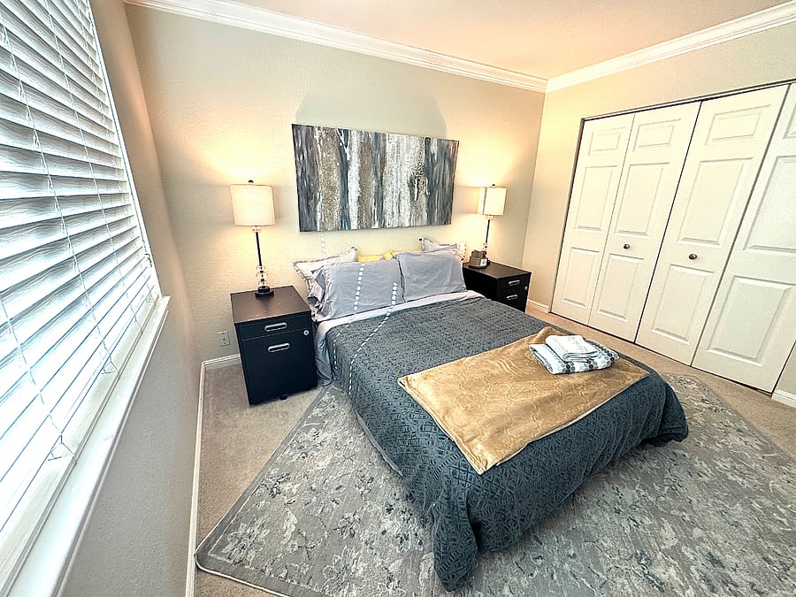Bedroom, queen bed